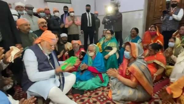 நம்ம மோடிதான்.. தலையில் துண்டு, கையில் சலங்கை.. அவங்க பாட இவர் தாளம் போட.. ரவிதாஸ் விழாவில் பூரிப்பு