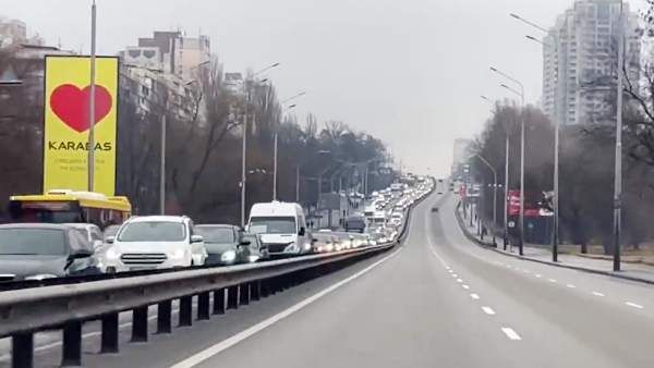 தொடங்கியது போர்.. உக்ரைன் தலைநகரை விட்டு சாரைசாரையாக வெளியேறும் மக்கள்!