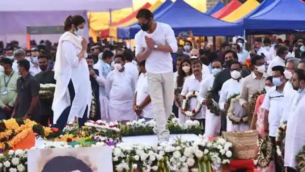 லதா மங்கேஷ்கர் உடல் மீது ஷாரூக் கான் துப்பினாரா? சமூக ஊடகங்களில் வைரலாகும் புகைப்படம் -என்ன நடந்தது?