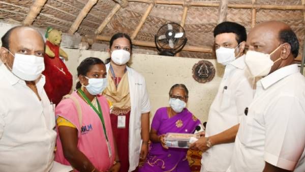 மக்களைத் தேடி மருத்துவம் திட்டம் : நோயாளியின் வீடு தேடி போய் மருந்து பெட்டகத்தை வழங்கிய முதல்வர்