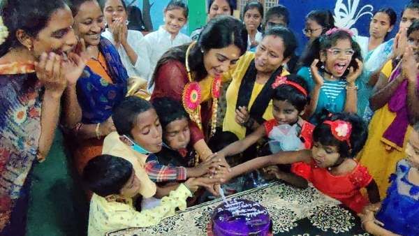 குழந்தைகளுக்காக சீரியல் நடிகை செய்த செயல்..இந்த மனது யாருக்கும் வராது..வாழ்த்தும் ரசிகர்கள்