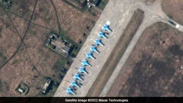 இங்க பாருங்க.. உக்ரைன் எல்லையில் நவீன ஆயுதங்களுடன், ரஷ்ய படைகள்.. அம்பலப்படுத்திய சாட்டிலைட் படம்