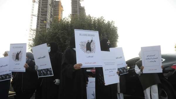 குவைத்தில் ஹிஜாப்புக்கு ஆதரவாக போராட்டம்...இந்திய தூதரகம் முன்பு அல்லாஹு அக்பர் பதாகை ஏந்திய பெண்கள்