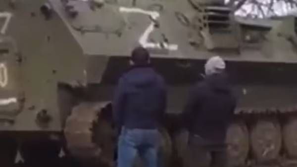 ரஷ்ய ராணுவ பீரங்கி மீது சிறுநீர் கழித்த உக்ரேனியர்கள்? சமூகவலைதளத்தில் தீயாய் பரவும் புகைப்படம்!