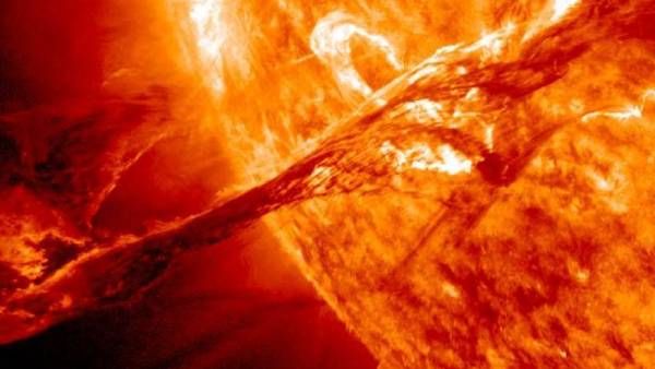 பூமிக்கு வரும் ”சூரிய சுனாமி” இந்த தேதியில் இணைய சேவை பாதிப்பு? வாட்ஸ்ஆப்பில் பரவும் தகவல் உண்மையா?