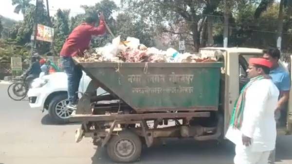 குப்பை லாரியை கூட விடுவதில்லை.. தோண்டி துருவி இ.வி.எம் மிஷின்களை தேடும் சமாஜ்வாதி தொண்டர்கள்