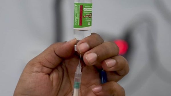 கோவிஷீல்டு கால இடைவெளி குறைப்பு.. இனி 8 வாரங்களில் 2ஆவது டோஸ் போடலாம்.. காரணம் என்ன தெரியுமா