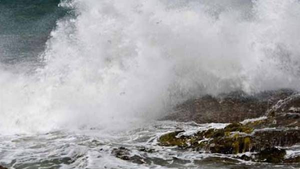 சென்னையில் கடல் சீற்றம்.. தடுப்பு கற்களை தாண்டி.. சாலையில் புகுந்த நீர்.. வாகன ஓட்டிகள் அவதி