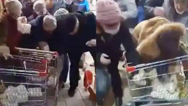 கடும் கட்டுப்பாடு..சர்க்கைரைக்கு கூட சண்டையிட்டுக் கொள்ளும் ரஷ்ய மக்கள்.. இணையத்தில் வைரல் வீடியோ..!