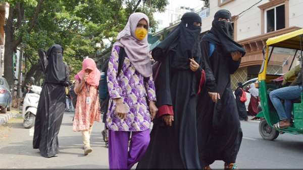 கர்நாடகா.. ஹிஜாப் அணிந்த மாணவிகளுக்கு தேர்வு எழுத அனுமதி கேட்ட கண்காணிப்பாளர் பாத்திமா சஸ்பெண்ட்