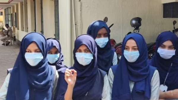 பள்ளியில் ஹிஜாப் அணிய அனுமதி இல்லை: கர்நாடக ஹைகோர்ட் தீர்ப்புக்கு எதிராக உச்சநீதிமன்றத்தில் அப்பீல்?