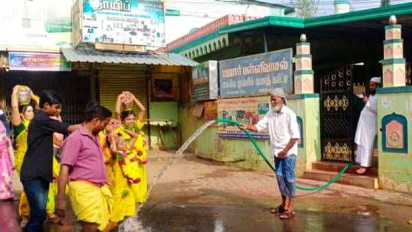 காரைக்குடி மாரியம்மனுக்கு பால்குடம் எடுக்கும் பக்தர்கள்..தண்ணீர் ஊற்றி வெப்பம் தணிக்கும் முஸ்லீம்கள்