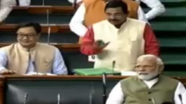 “மோடி..மோடி..மோடி..” மேஜையை தட்டி வரவேற்ற எம்.பி.கள்.. மாஸாக என்ட்ரி கொடுத்த பிரதமர் நரேந்திர மோடி