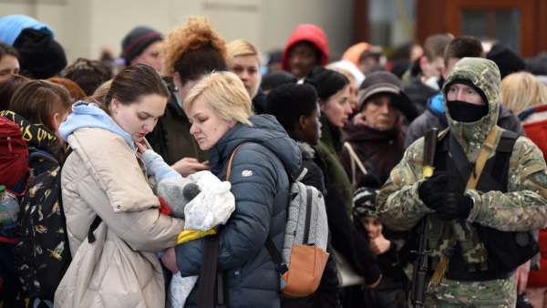 உக்ரைனில் போருக்கு இடையே.. ஆசியர்களுக்கு இனபாகுபாடு.. மாணவர்களை சீண்டும் பாதுகாப்பு படையினர்