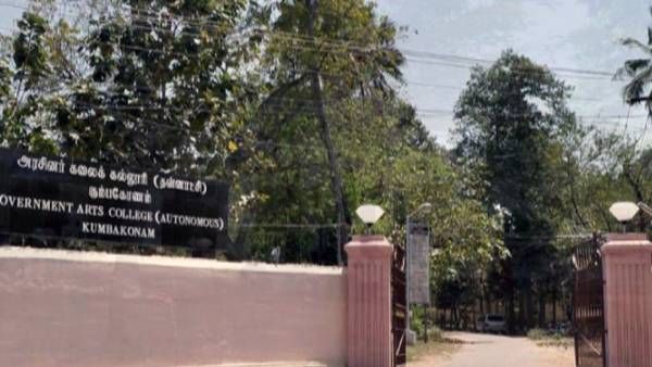 கும்பகோணம் அரசு கவின் கலைக் கல்லூரி: இடிந்து விழும் நிலையில் வகுப்பறைகள்,