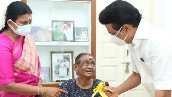 தயாளு அம்மாள் சிகிச்சை முடிந்து.. மருத்துவமனையில் இருந்து வீடு திரும்பினார்!