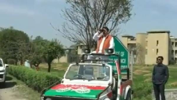 உ.பி:பைனாகுலரில் வாக்குப் பதிவு இயந்திரங்கள் அறையை 3 ஷிப்ட் போட்டு அகிலேஷ் வேட்பாளர்கள் கண்காணிப்பு