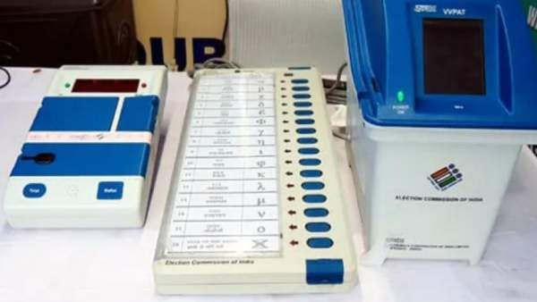 டெல்லியில் அரவிந்த் கெஜ்ரிவாலை சந்தித்தார் பகவந்த் மான் - காலில் விழுந்து வணங்கினார்