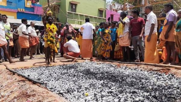 கம்பம் கே.கே.பட்டி கருமாரியம்மன் திருவிழா...20 அடி நீள அலகு குத்தி பூக்குழி இறங்கிய பக்தர்கள்