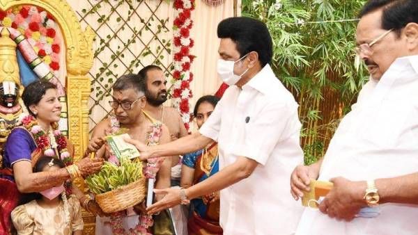 துக்ளக் ரமேஷ் மணிவிழாவில் பங்கேற்ற முதல்வர் ஸ்டாலின்.. மரக்கன்று பசுமைக்கூடை வழங்கி வாழ்த்து