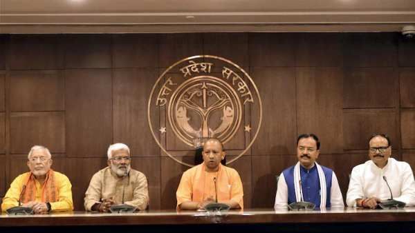 உள்துறை எனக்கு, ஊரக வளர்ச்சிதுறை உங்களுக்கு..யோகி அமைச்சரவைக்கு இலாகா ஒதுக்கீடு.. யாருக்கு எந்த துறை?