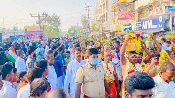 இதுதான் தமிழ்நாடு.. ஹிஜாப் தீர்ப்புக்கு எதிராக போராட்டம்.. முருகர் காவடிக்கு வழிவிட்ட இஸ்லாமியர்கள்!