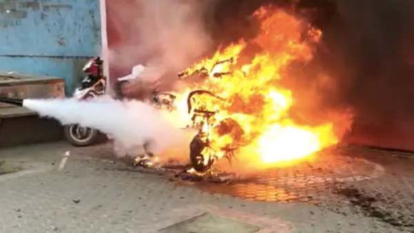 திடீர் திடீர்ன்னு எரியுதாம், வெடிக்குதாம்.. மின்சார ஸ்கூட்டர்களை திரும்ப பெறும் ஓலா! பரபர அறிவிப்பு