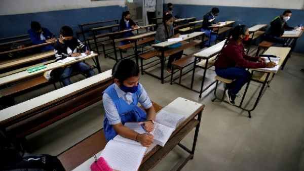 10,11,12 பொதுத்தேர்வு எழுதும் மாணவர்களுக்கு இன்று ஹால்- டிக்கெட் ரிலீஸ்... முழு விபரம்