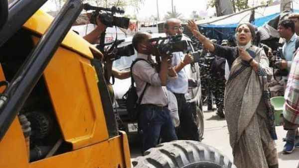 இடிக்காதீங்க.. கையில் கோர்ட் ஆர்டரோடு.. புல்டோசர் முன் துணிச்சலாக நின்ற பிருந்தா காரத்.. சம்பவம்!