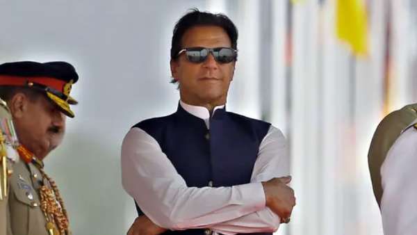 பாக். ராணுவம், எதிர்க்கட்சிகள்.. எல்லோரையும் சொல்லிவைத்து போல்ட் செய்த இம்ரான் கான்! எப்படி நடந்தது?