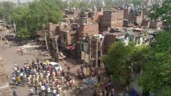 14 குழு! 9 புல்டோசர்! 1500 போலீசார்! பரபரத்த டெல்லி! கட்டிட இடிப்பிற்கு நடுவே வந்த நீதிமன்ற தடை!