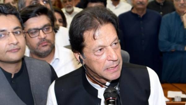 காலை பாகிஸ்தான் பிரதமர் வேட்பாளரை பரிந்துரைத்த இம்ரான் கான் கட்சி... மாலை எம்பிக்கள் விலகல்