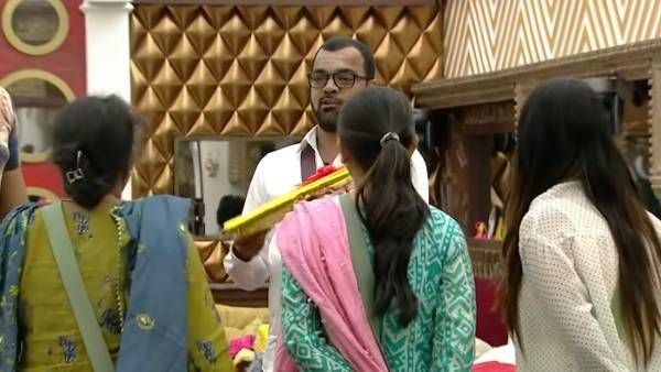 பிக்பாஸ் அல்டிமேட் வீட்டுக்கு சென்ற தாடி பாலாஜி.. பெண் போட்டியாளருக்கு அளித்த சூப்பர் கிப்ட்!