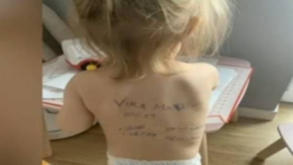 ஒருவேளை நாங்க இறந்துட்டா? சிறுமி முதுகில் முகவரி எழுதும் தாய்! காண்போர் நெஞ்சை உலுக்கும் காட்சி!