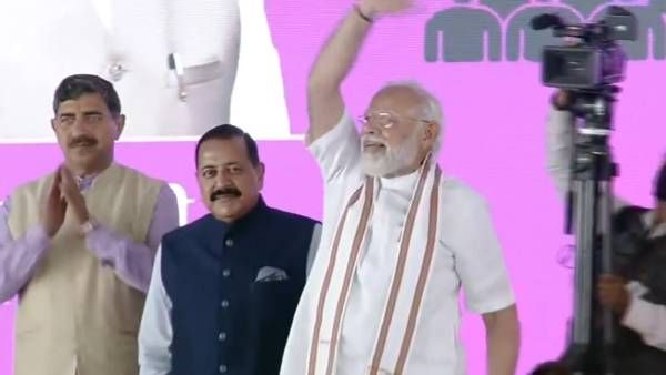 சிறப்பு அந்தஸ்து ரத்துக்கு பின் முதல்முறையாக ஜம்முவில் பிரதமர் மோடி- உற்சாக வரவேற்பு!