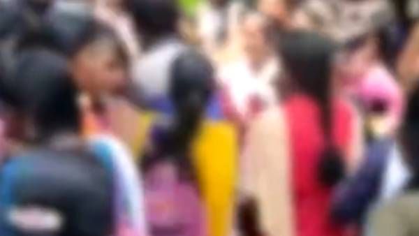 நடுரோட்டில் படுத்து.. தலை முடியை பிடித்து.. மாறி மாறி அடித்துக்கொண்ட மாணவிகள்! சென்னையில் பரபரப்பு