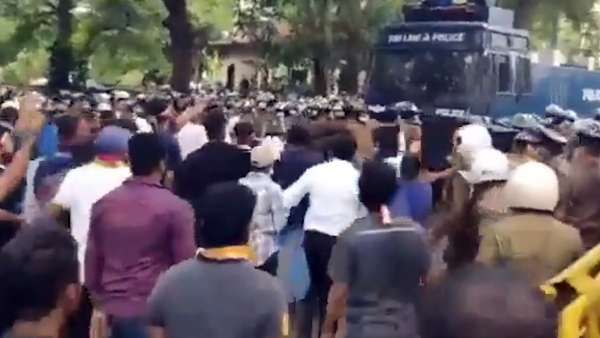 இலங்கையில் மோசமாகும் நிலைமை.. போராட்ட களத்தில் குதித்த மாணவர்கள்.. பின்வாங்குகிறாரா கோத்தபய ராஜபக்ச?