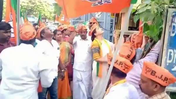 நிறுவன நாளும் அதுவுமாக.. பாஜக கொடியை தலைகீழாக ஏற்றிய குஷ்பு.. பதறிப்போன தொண்டர்கள்