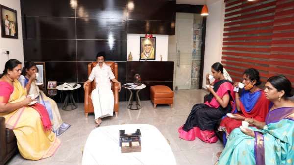 இதுதான் சமத்துவம்.. டீ சாப்பிடுங்க! திருநங்கைகளை வீட்டிற்கு அழைத்து பேசிய முதல்வர் ஸ்டாலின்! பின்னணி