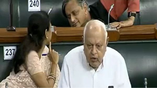 திரும்பி பார்த்த எம்பி சுப்ரியா.. பக்கத்தில் போய் பேசியது ஏன்? மீம்ஸ்களுக்கு சசி தரூர் பளீர் பதிலடி!