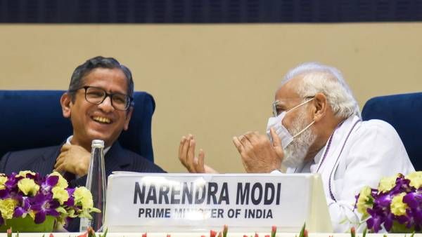 கோர்ட் உத்தரவை அரசுகள் மதிக்காமல் இருப்பது.. ஜனநாயகத்திற்கு எதிரானது.. தலைமை நீதிபதி ரமணா பேச்சு!