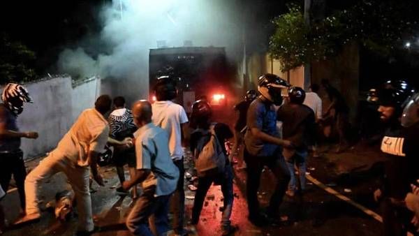 இலங்கையில் உச்சக்கட்ட பதற்றம்! ராஜபக்ஷ அரசுக்கு எதிராக வீதியில் இறங்கிய பொதுமக்கள்.. திணறிய போலீஸ்