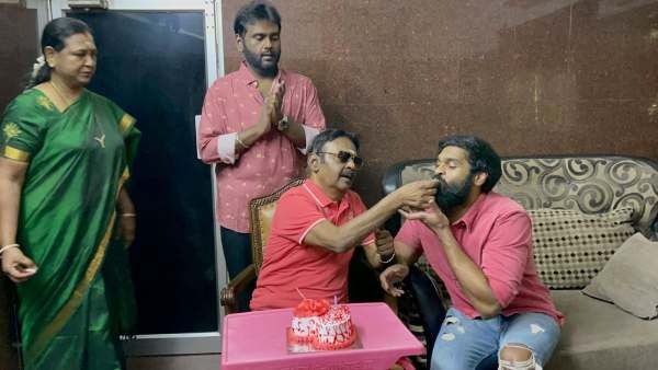 மகன் சண்முகப்பாண்டியன் பிறந்தநாள்... கேக் ஊட்டி வாழ்த்திய விஜயகாந்த் - குறையாத கம்பீரம்