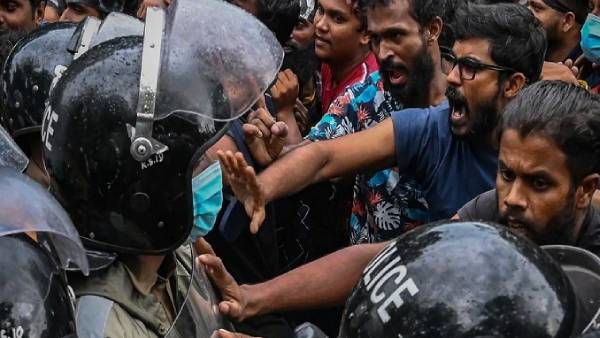 இலங்கையில் பொது சொத்துகளை சேதப்படுத்தினால் சுட்டு தள்ளலாம்! முப்படைகளுக்கு பாதுகாப்பு துறை அனுமதி