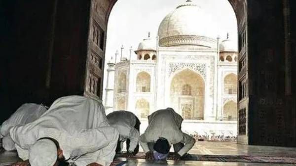 தாஜ்மஹாலில் உள்ள மசூதியில் தொழுகைக்கு தடை... 4 பேரை கைது செய்த காவல் துறை