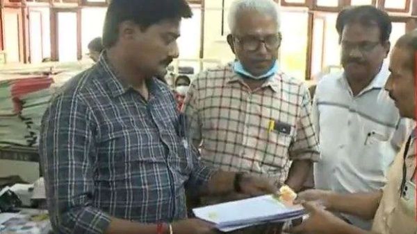 10 கோடிப்பே..ஏர்போர்ட் கூரைய பிச்சுகிட்டு கொடுத்த தெய்வம்! வரவேற்க சென்ற டாக்டருக்கு வந்த அதிர்ஷ்டம்