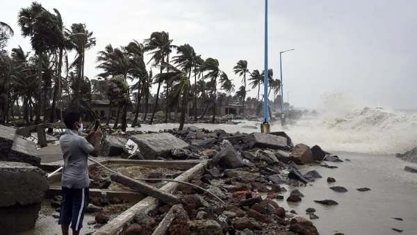 அமைதியாக கரையைக் கடந்த அசானி... ஆந்திராவில் சூறைக்காற்றுடன் கன மழை நீடிக்கும் என எச்சரிக்கை