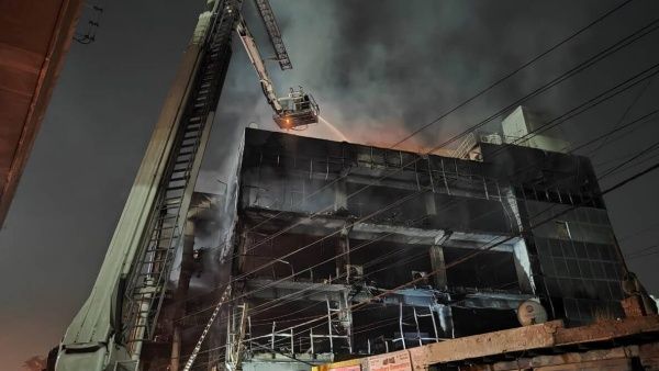 டெல்லி வணிக வளாக தீ விபத்து.. பலி எண்ணிக்கை 27 ஆக உயர்வு.. 40 பேருக்கு பலத்த தீக்காயம்.. பரிதாபம்!