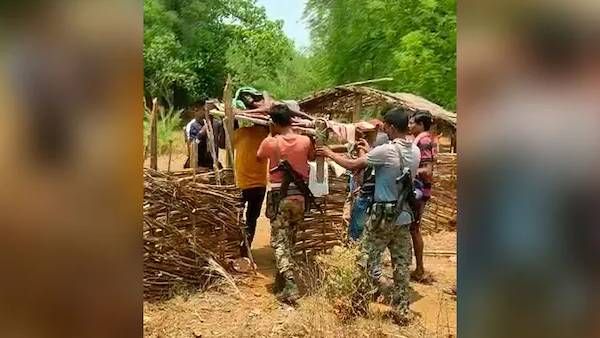 மறவாத மனிதநேயம்! முதியவரை 2 கிமீ சுமந்து மருத்துவமனையில் அனுமதித்த வீரர்கள்! ஒடிசாவில் நெகிழ்ச்சி