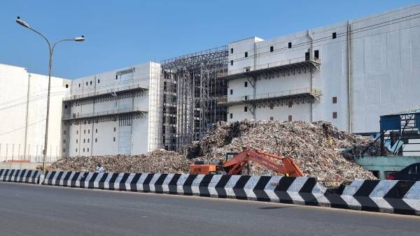 முதல்வர் திறந்துவைத்த சென்னை மேம்பாலம்.. குப்பைகளால் குமுறும் வாகன ஓட்டிகள்! சிக்னல் கூட இல்லையாம்